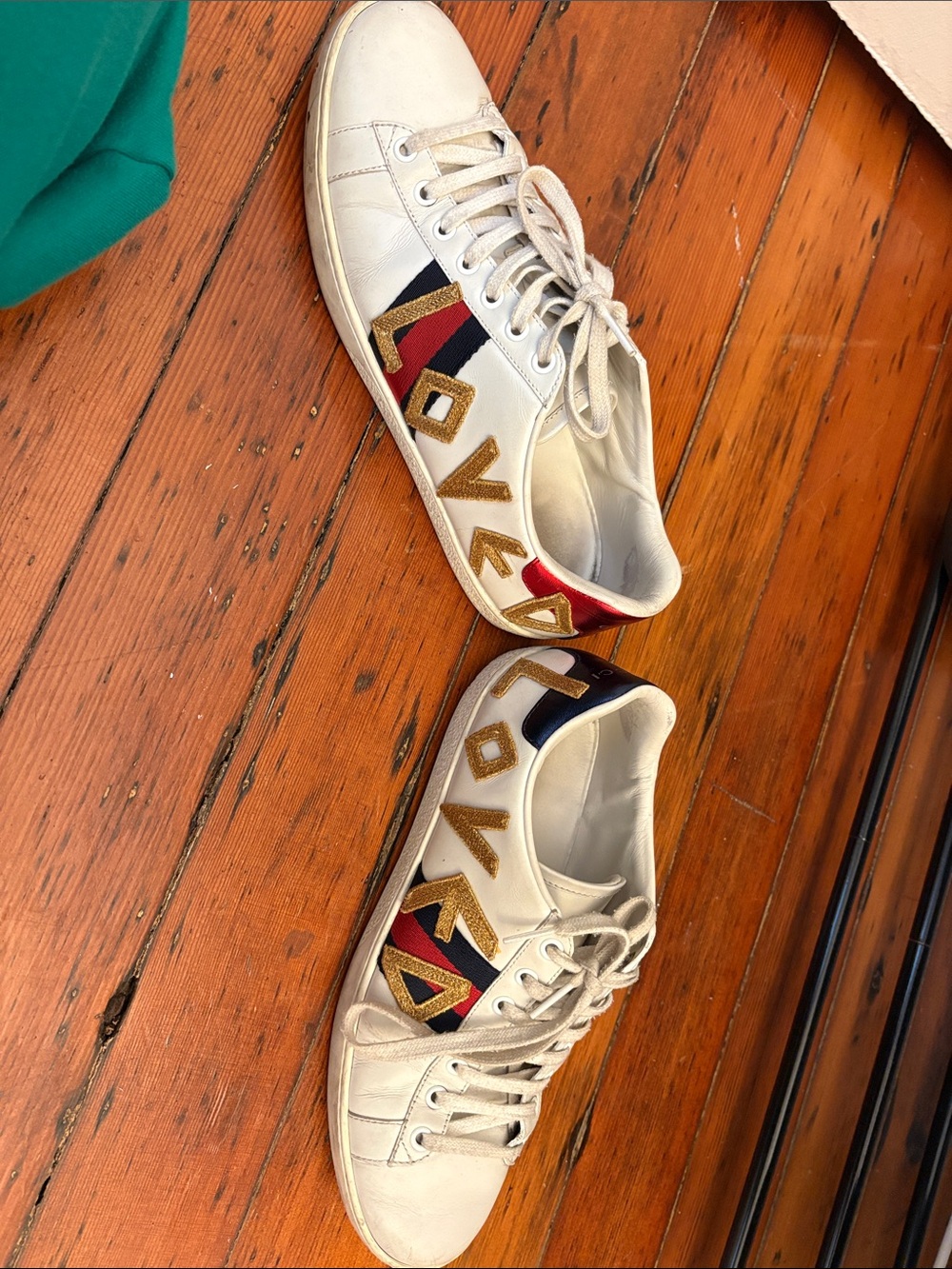 Gucci White Leather Sneakers with Gold 'LOVE' Appliqué and Red/Blue Heel - Picture 2 of 5
